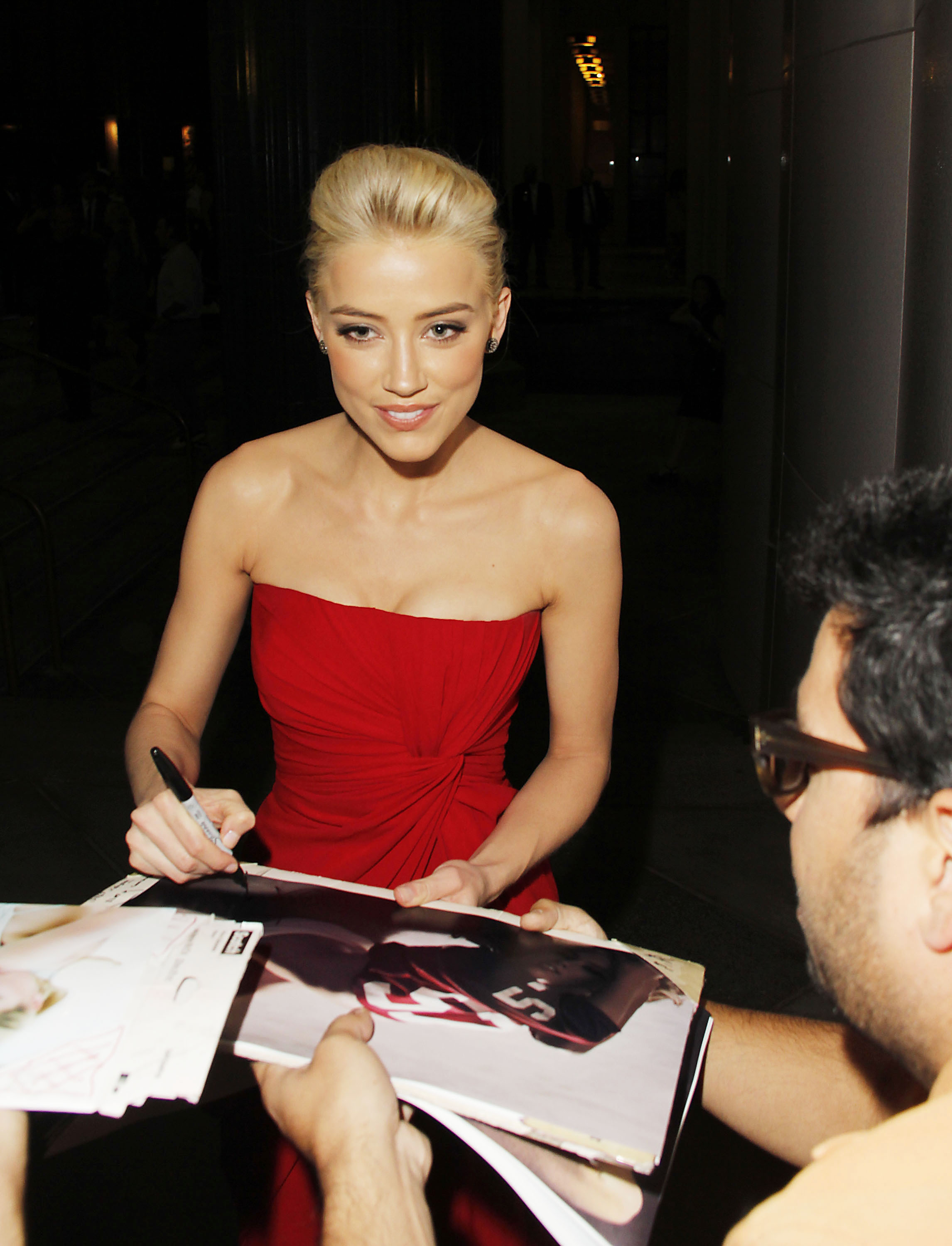 Amber Heard signs autographs for fans at 'The Rum Diary' premiere | Picture 102382